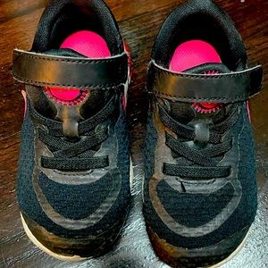 Black and pink Nike toddler girl sneakers US 7c